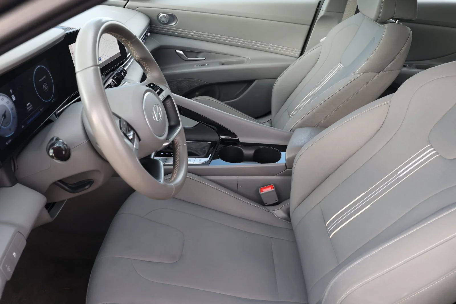 Used 2025 Silver Hyundai SEL Convenience image 15