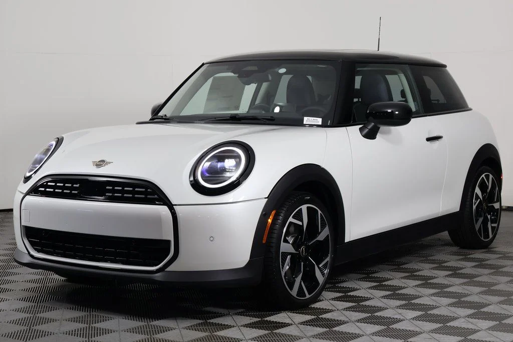 New 2026 White Metallic MINI Signature Plus image 1
