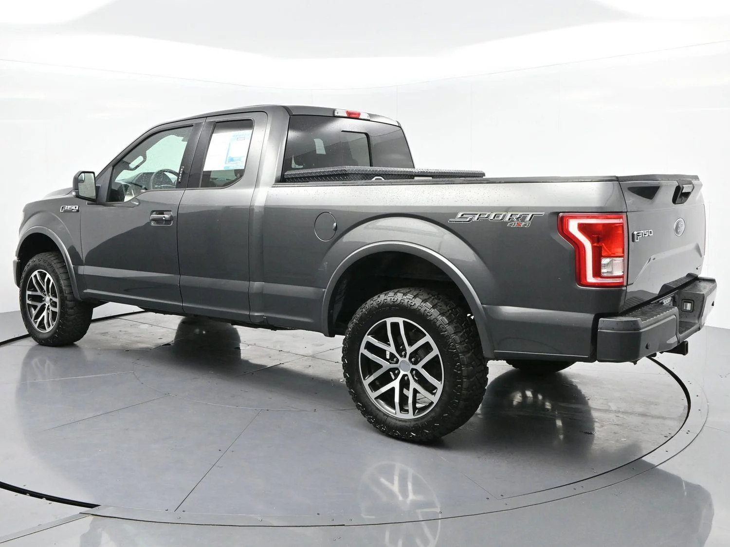 Used 2016 Magnetic Metallic Ford XLT image 5