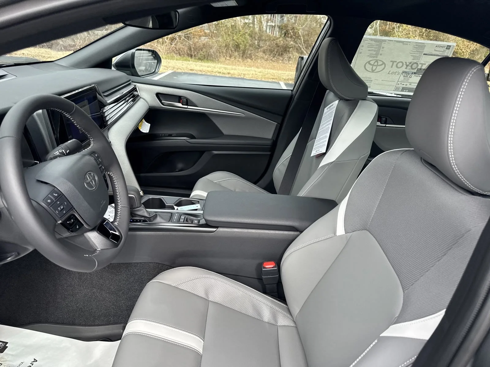 Used 2025  Toyota  image 13
