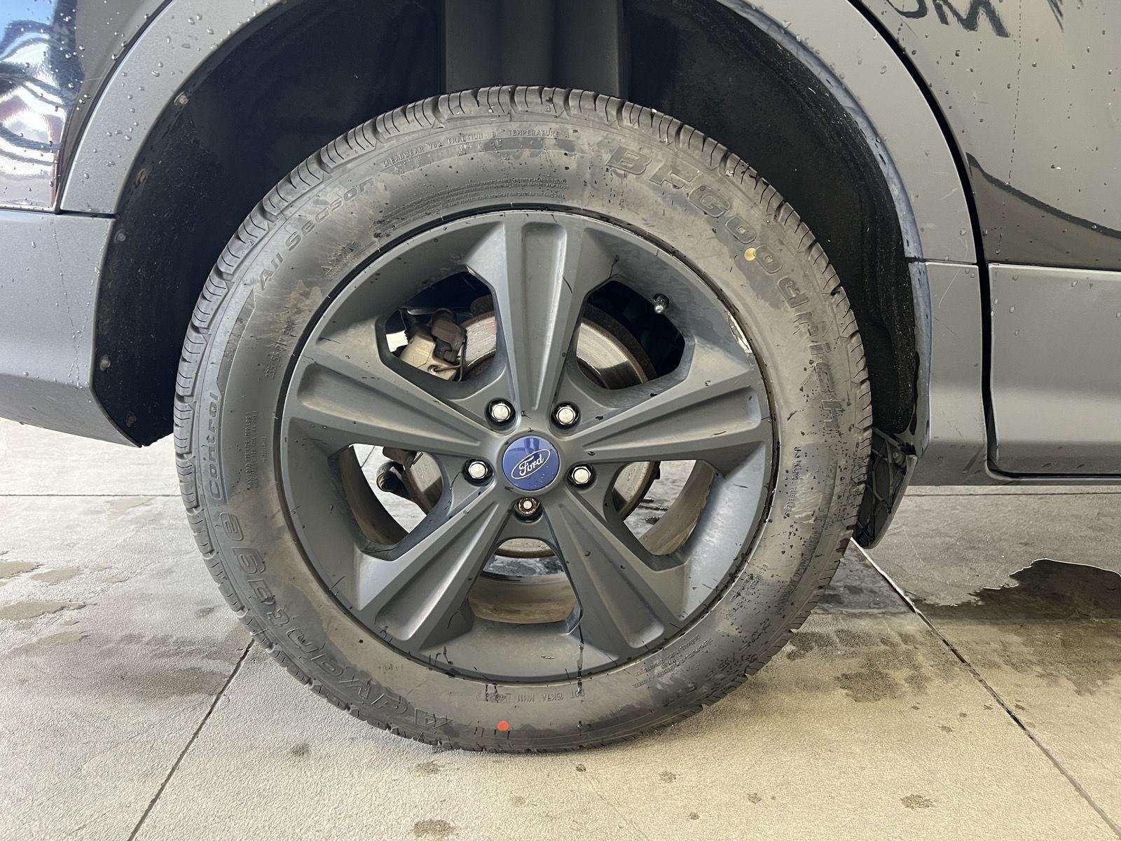 Used 2016 Shadow Black Ford SE image 9