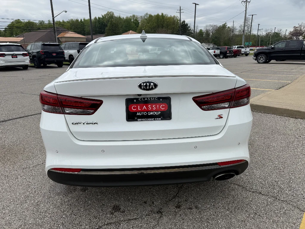Used 2018 Snow White Pearl Kia LX image 5