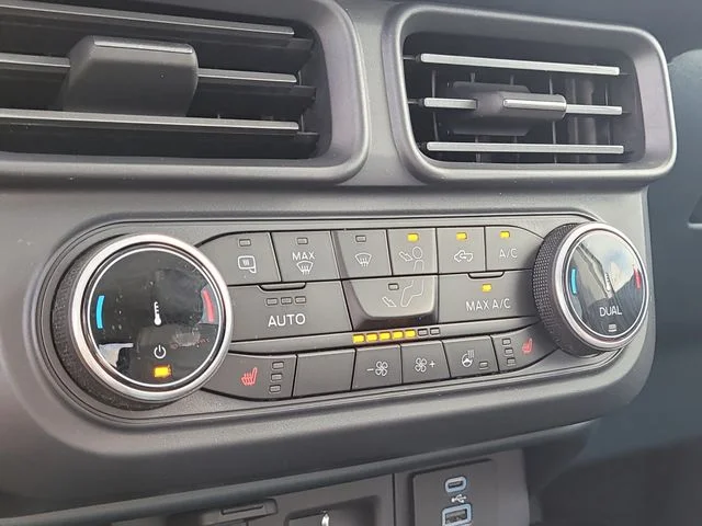 Used 2024  Ford Lariat image 25