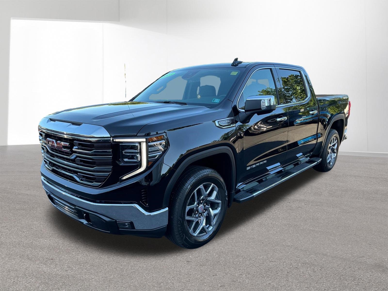 Used 2025 Onyx Black GMC SLT image 7