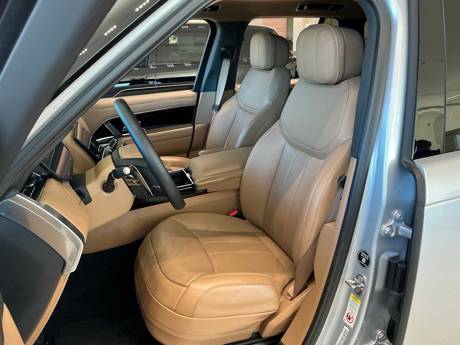 2025 Land Rover Range Rover SE - Photo 8