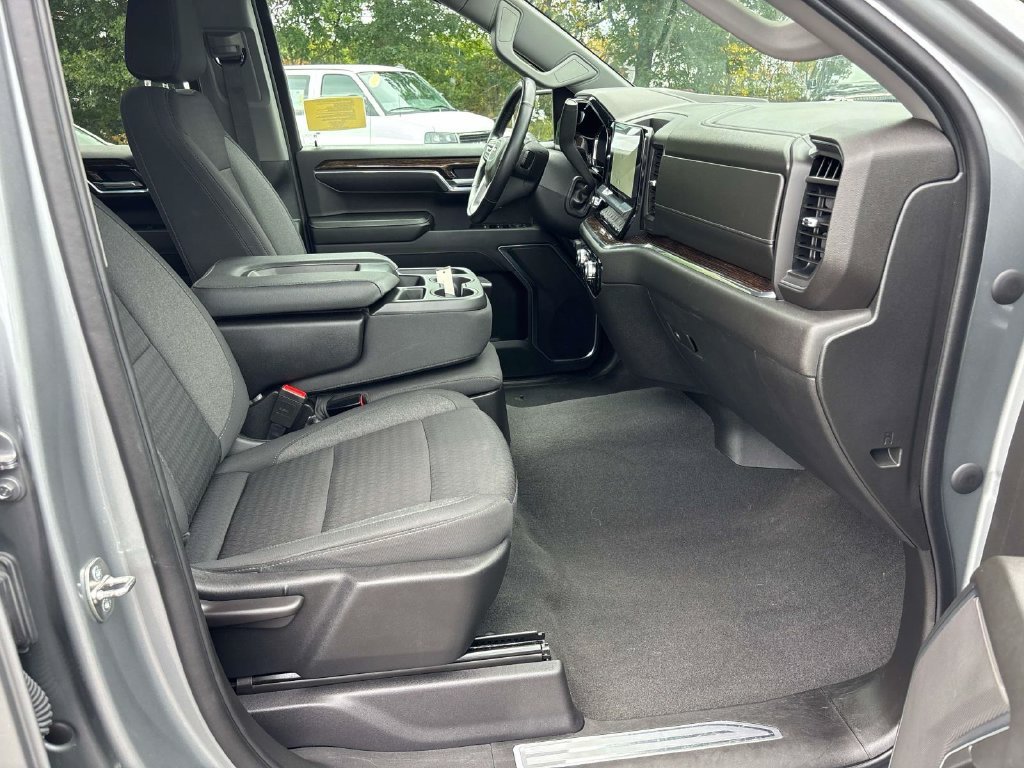 Used 2023 Silver GMC Elevation image 16