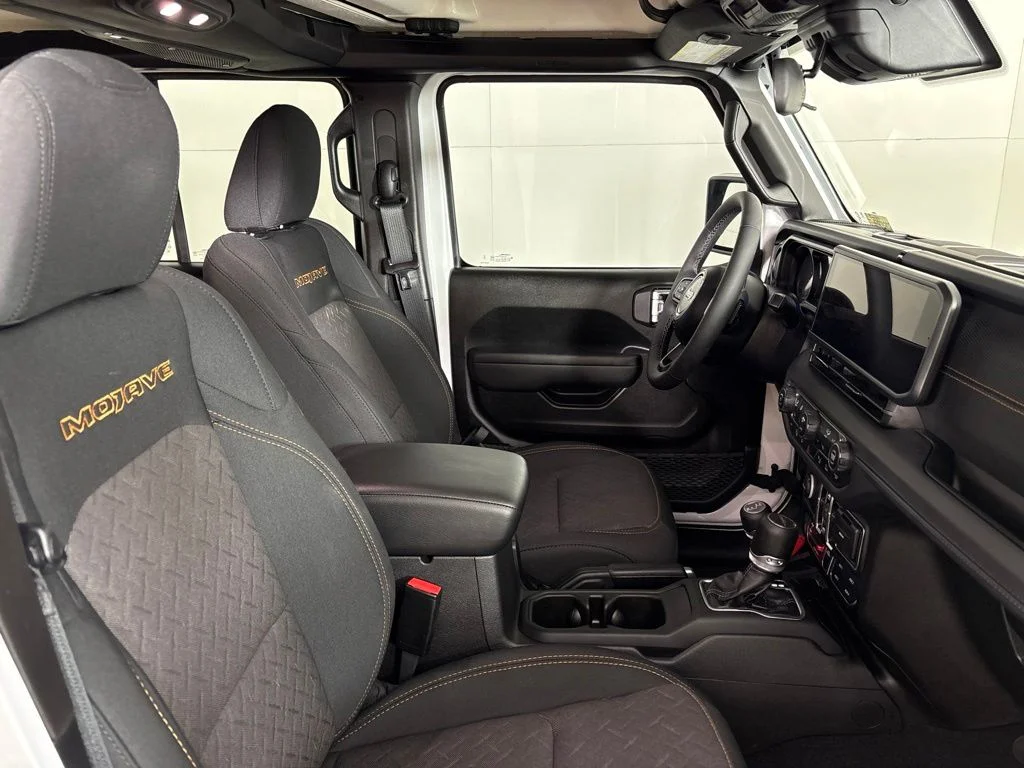Used 2025 White Jeep Mojave image 21