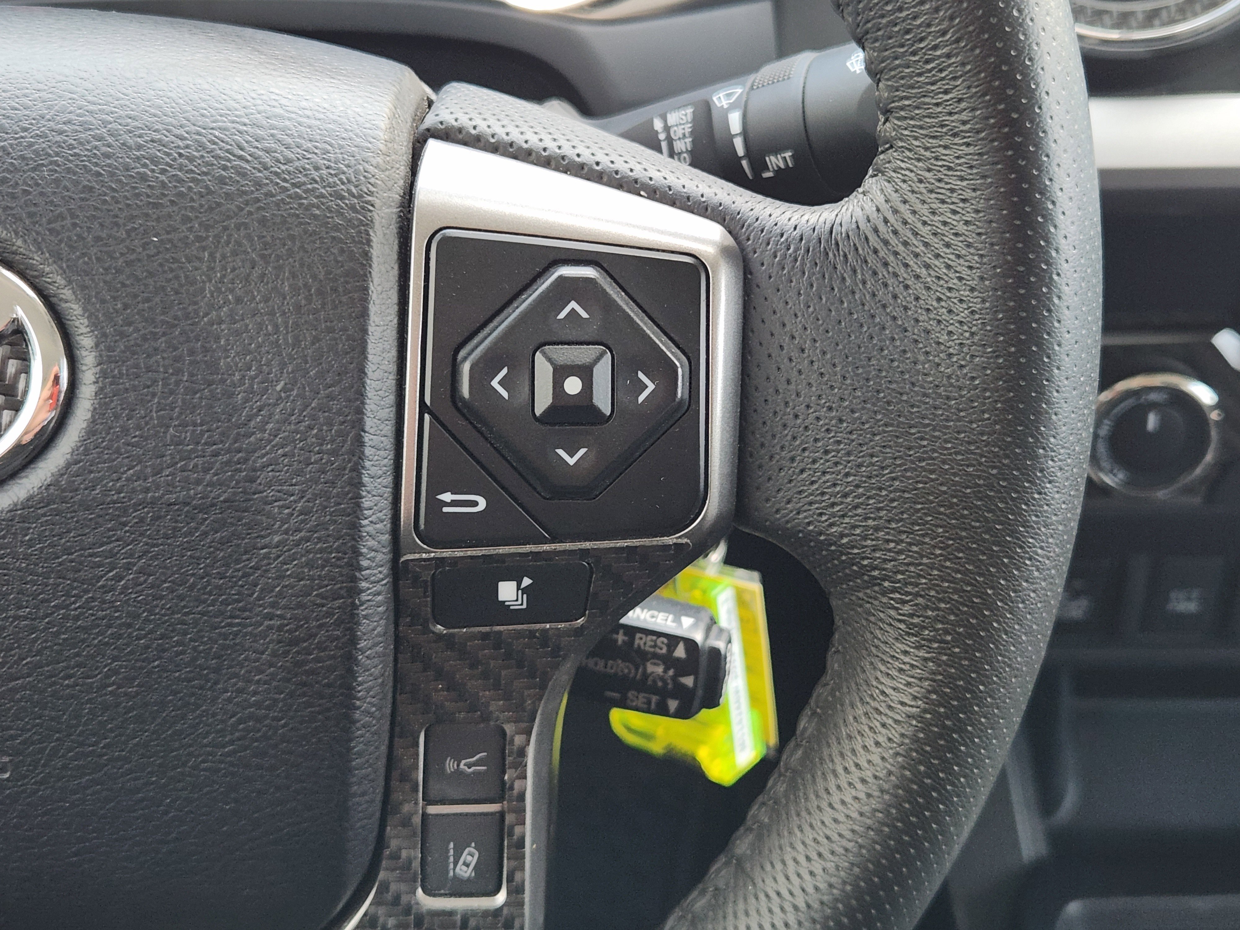 Used 2022 White Toyota SR5 image 31