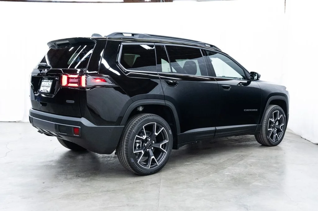 New 2026 Diamond Black Crystal Pearl-Coat Exterior Paint Jeep Overland image 6