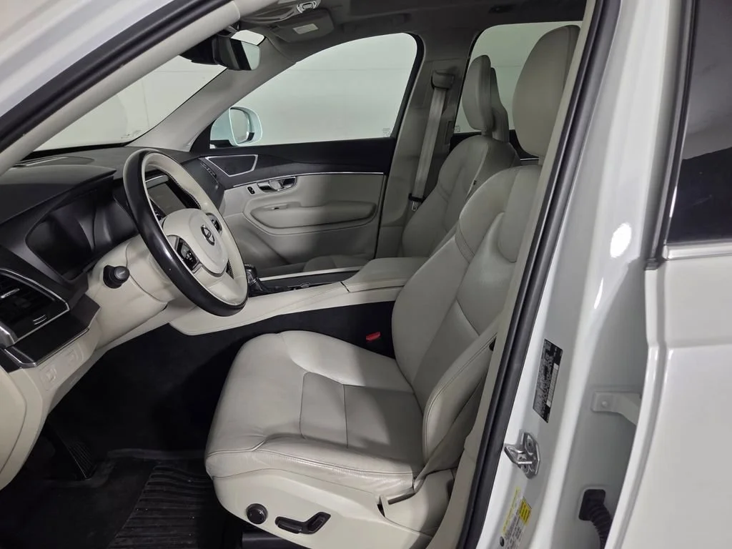 Used 2020 Crystal White Volvo Momentum image 10