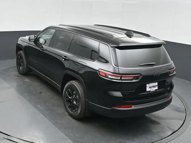 New 2026 Diamond Black Crystal Pearl-Coat Exterior Paint Jeep Altitude image 37