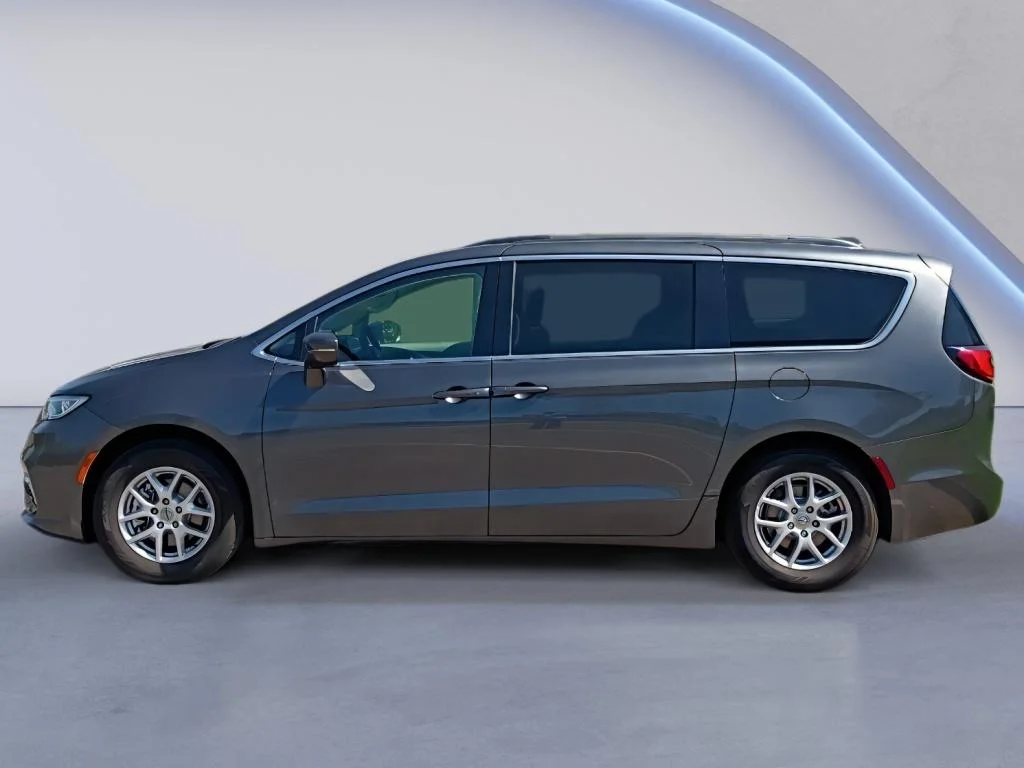 Used 2022 Granite Crystal Metallic Clearcoat Chrysler Touring L image 2