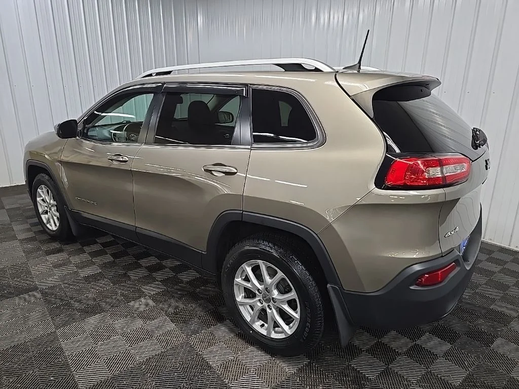 Used 2016 Beige Jeep Latitude image 7