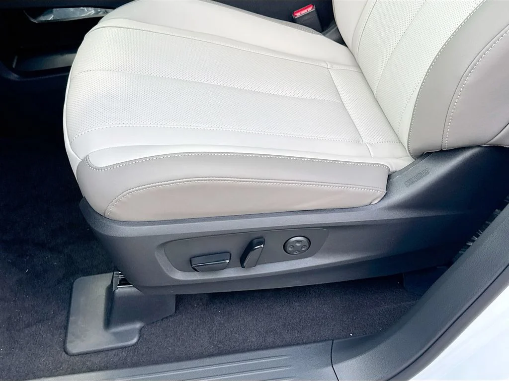 New 2027 RADIANT WHITE INFINITI Pure FWD image 19