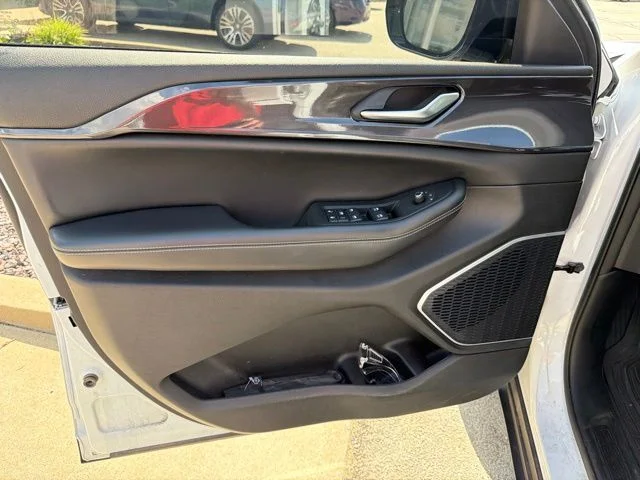 Used 2022 White Jeep Altitude image 13