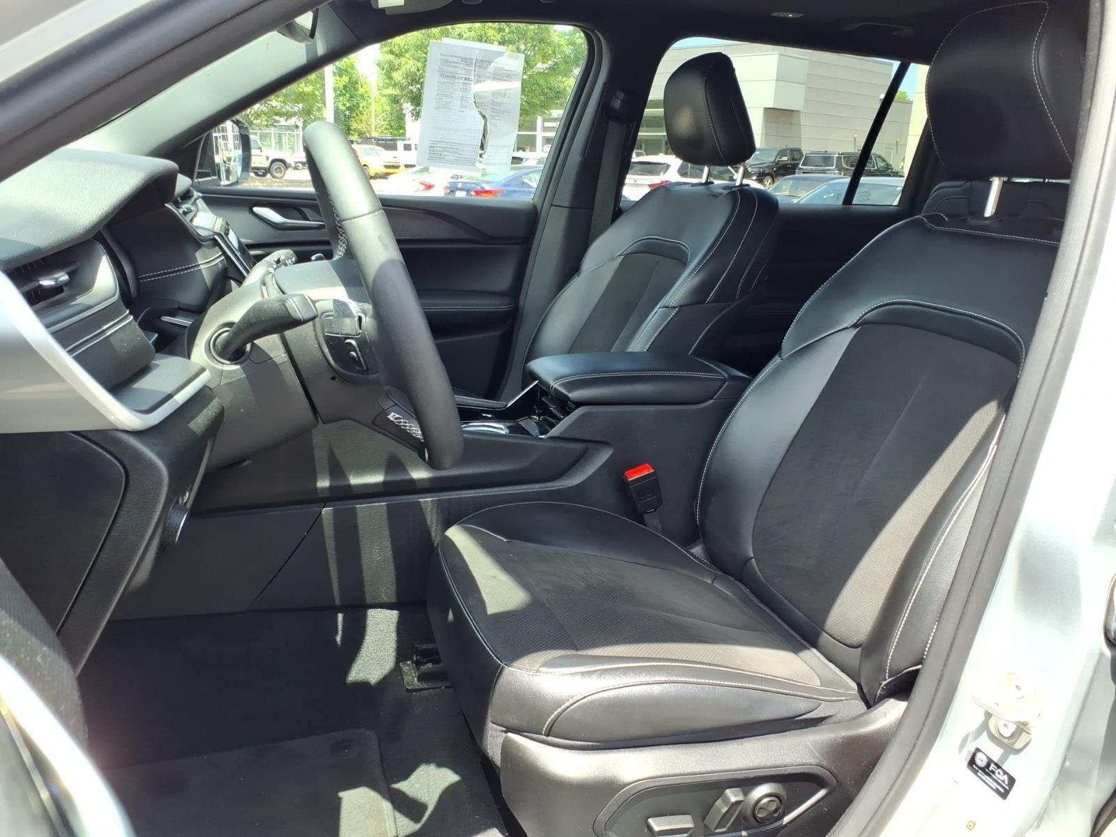 Used 2023 Silver Zynith Jeep Altitude image 18