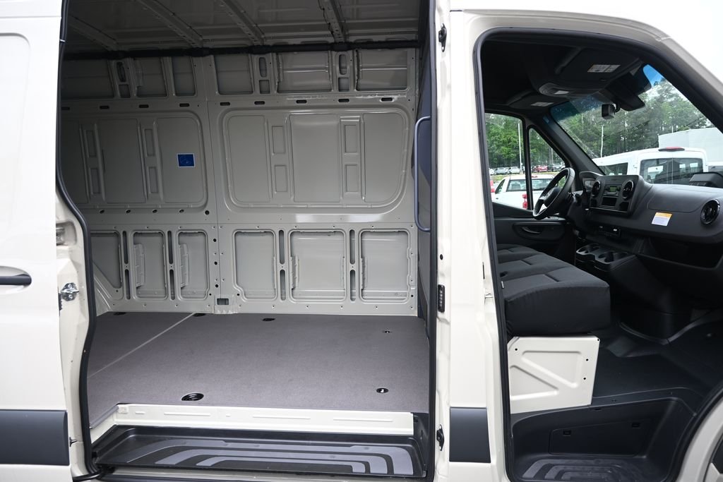 Used 2025 Pebble Gray Mercedes-Benz Cargo 170 WB image 18