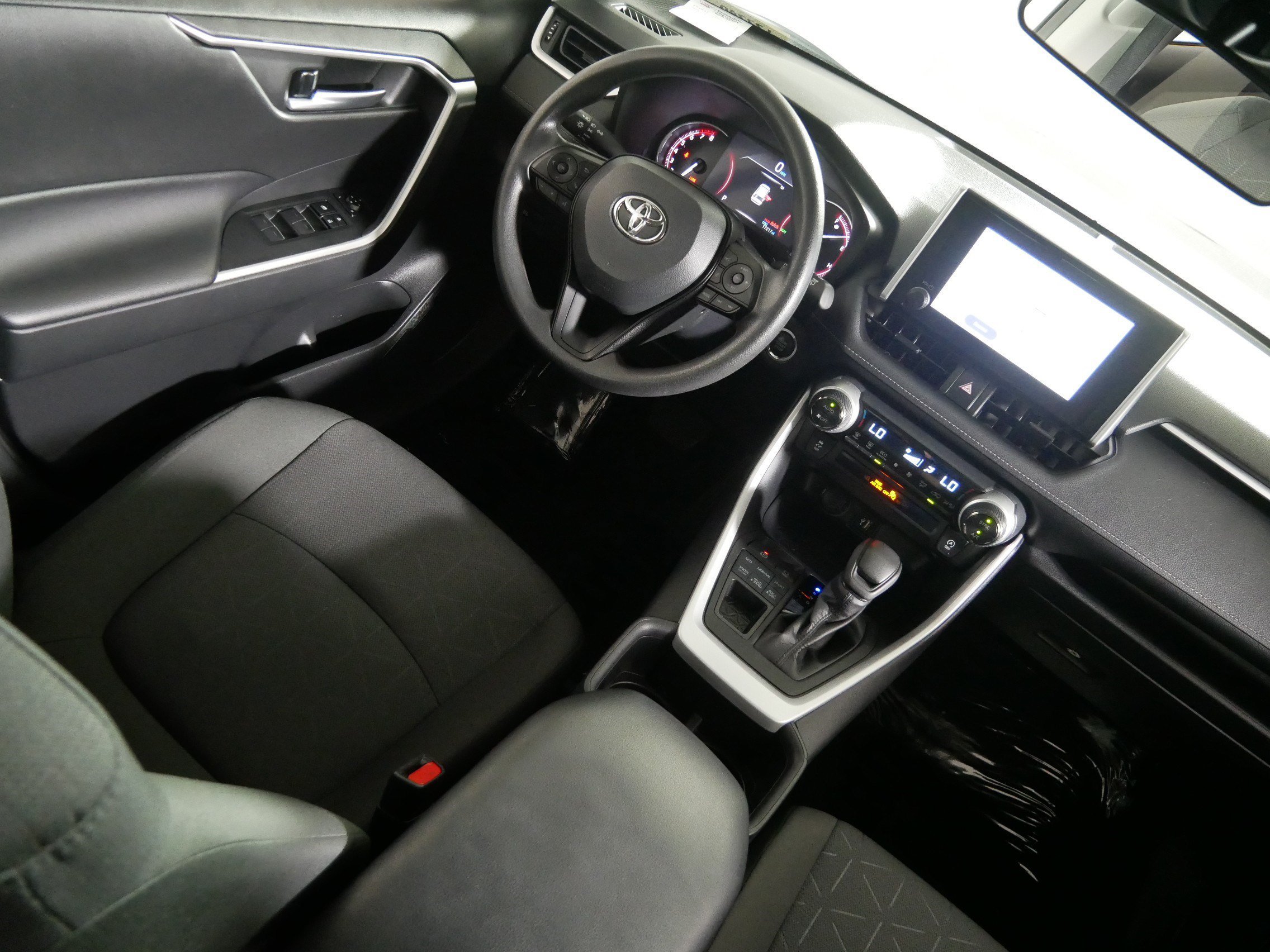 2024 Toyota RAV4 XLE - Photo 9