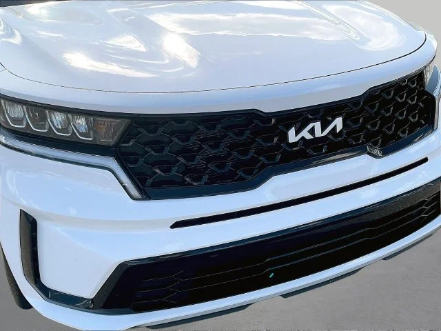 Used 2023 White Kia S image 35