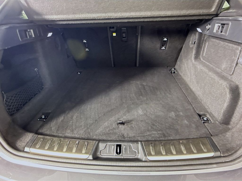 Certified Used 2021  Jaguar SVR image 28