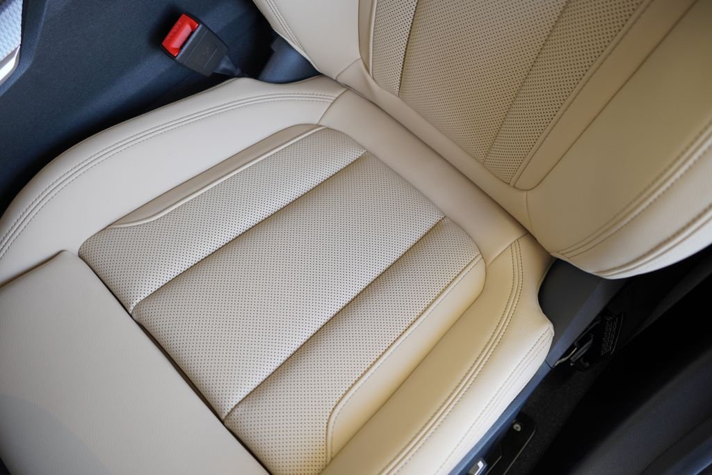 Used 2026 White Metallic BMW 330i image 12