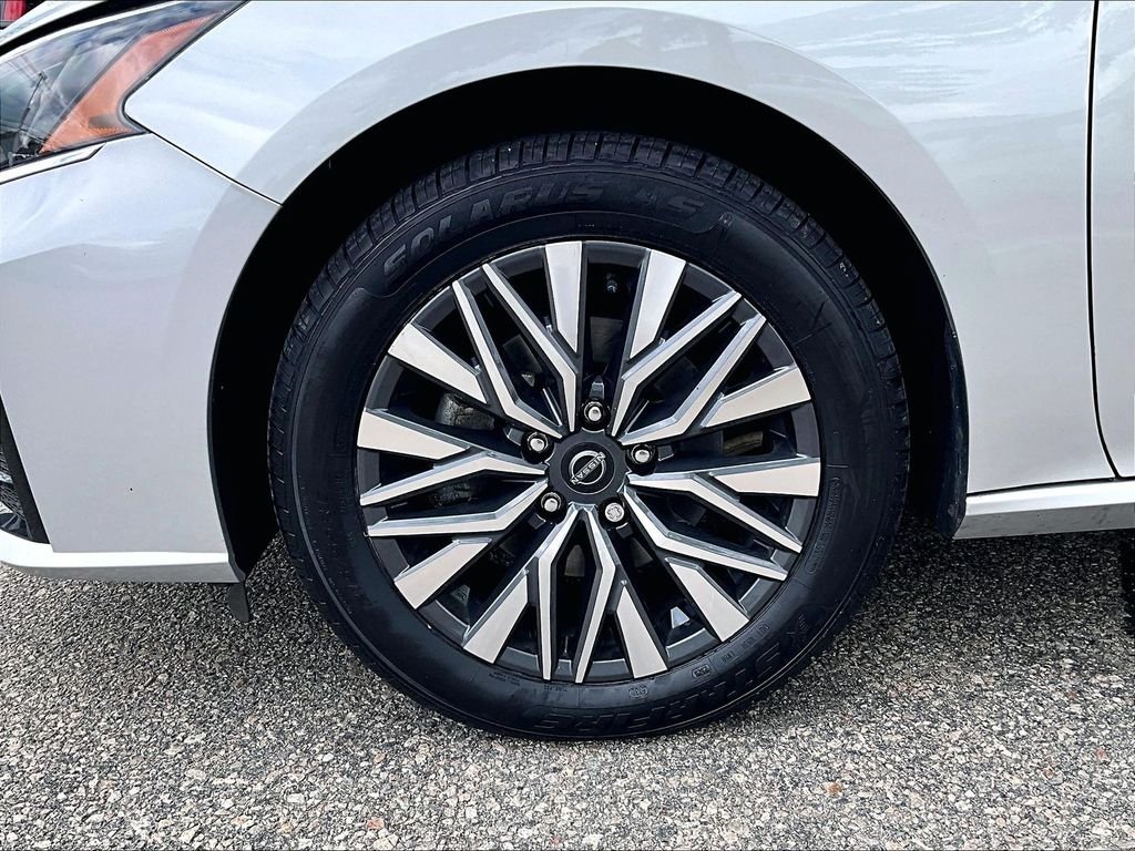 Used 2024 Silver Nissan 2.5 SV image 7