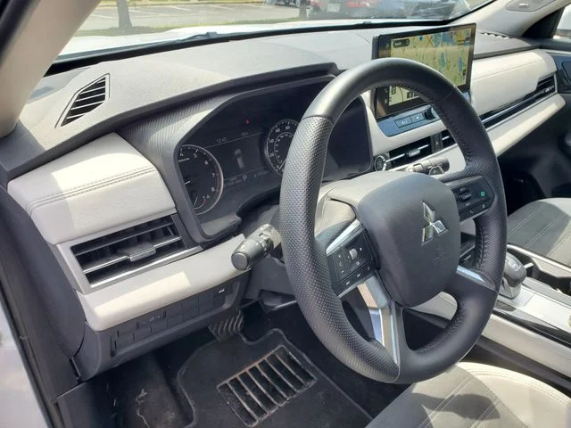 Used 2025  Mitsubishi SE image 13