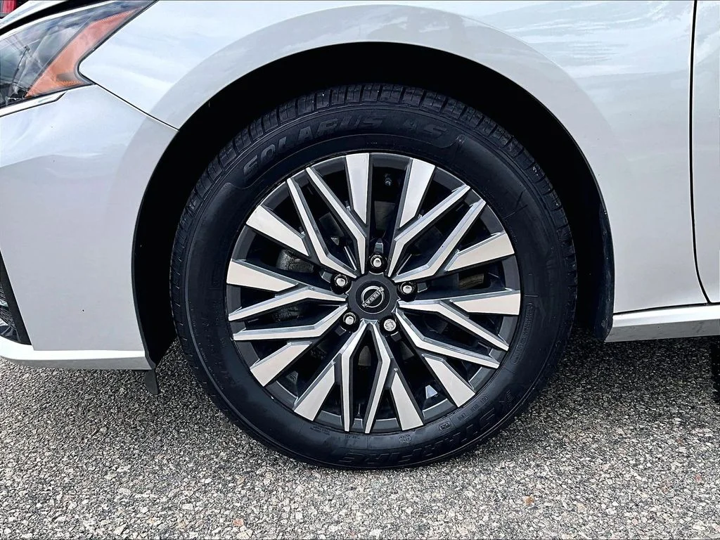 Certified Used 2024 Silver Nissan 2.5 SV image 7