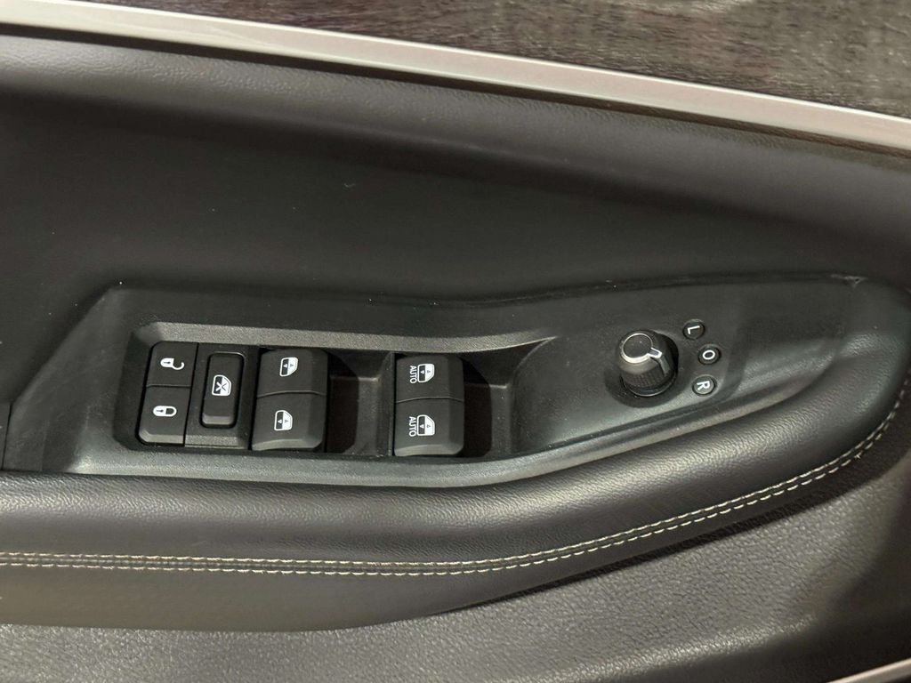 Used 2022 White/off-white Jeep Limited image 19