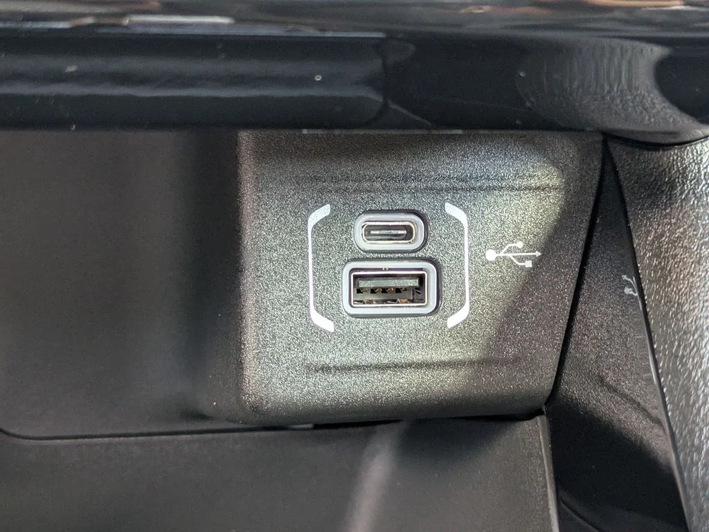 New 2026 Hydro Blue Pearl-Coat Exterior Paint Jeep Latitude image 25