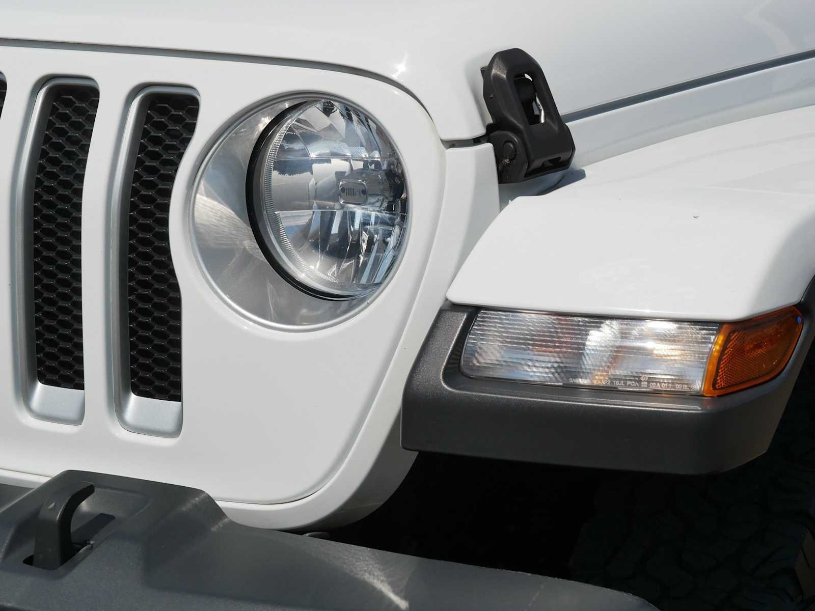 Used 2018 Bright White Jeep Sahara image 16