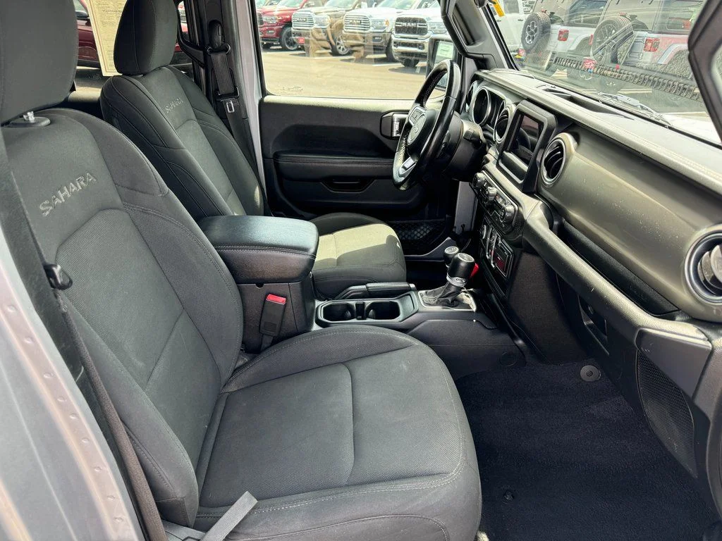 Used 2020 Silver Jeep Unlimited Sahara image 24