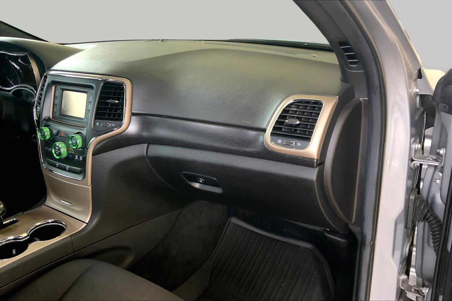 Used 2014 Billet Silver Metallic Clearcoat Jeep Laredo image 17