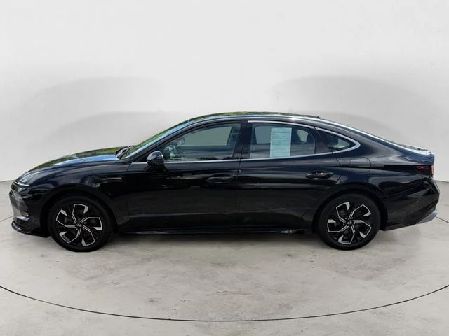 Used 2024 Onyx Black Hyundai SEL image 2
