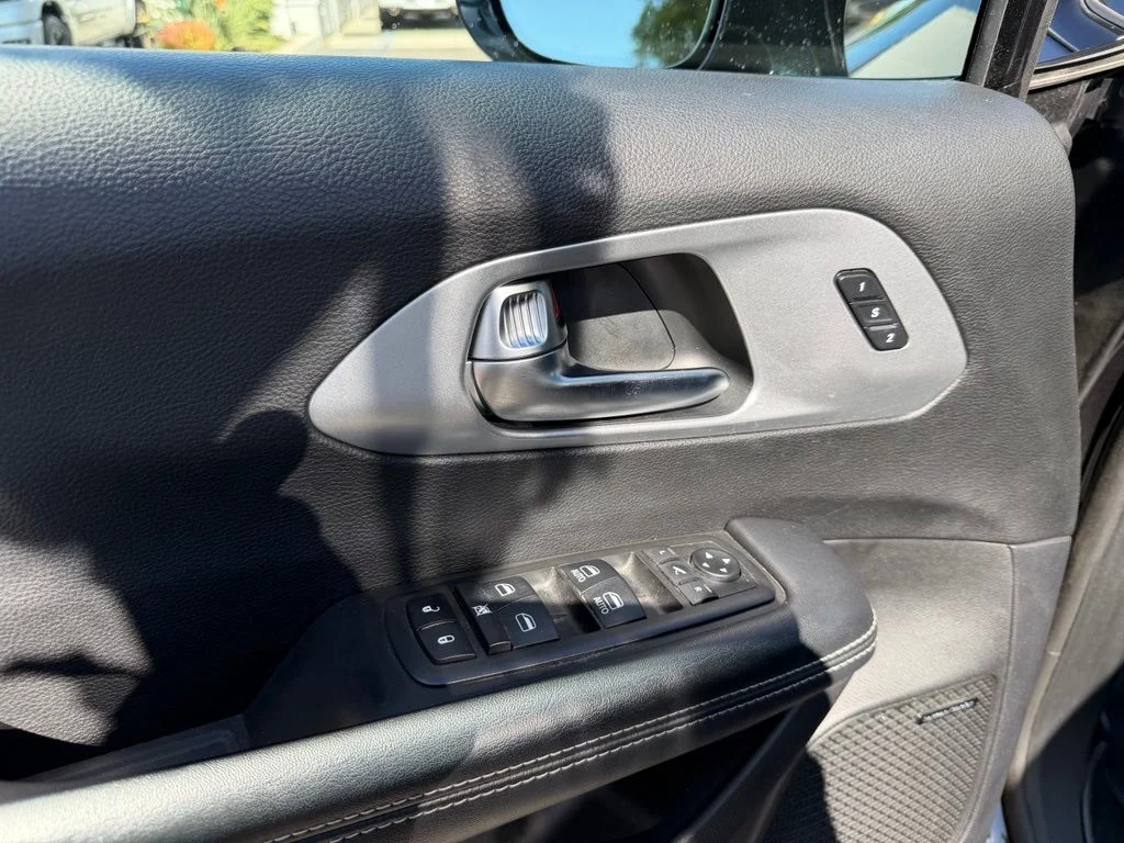 Used 2019 Black Chrysler Limited image 20