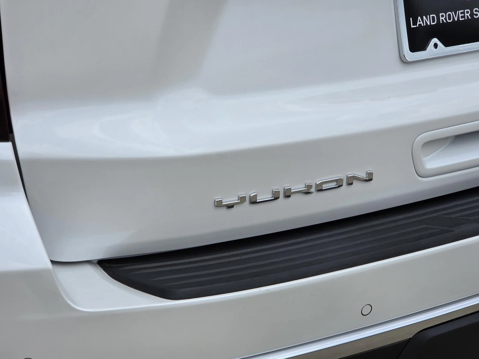 Used 2022 White Frost Tricoat GMC Denali image 8