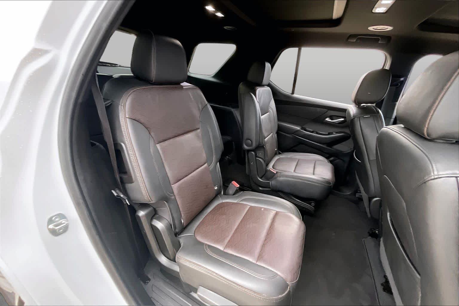 Used 2023 Iridescent Pearl Tricoat Chevrolet High Country image 19