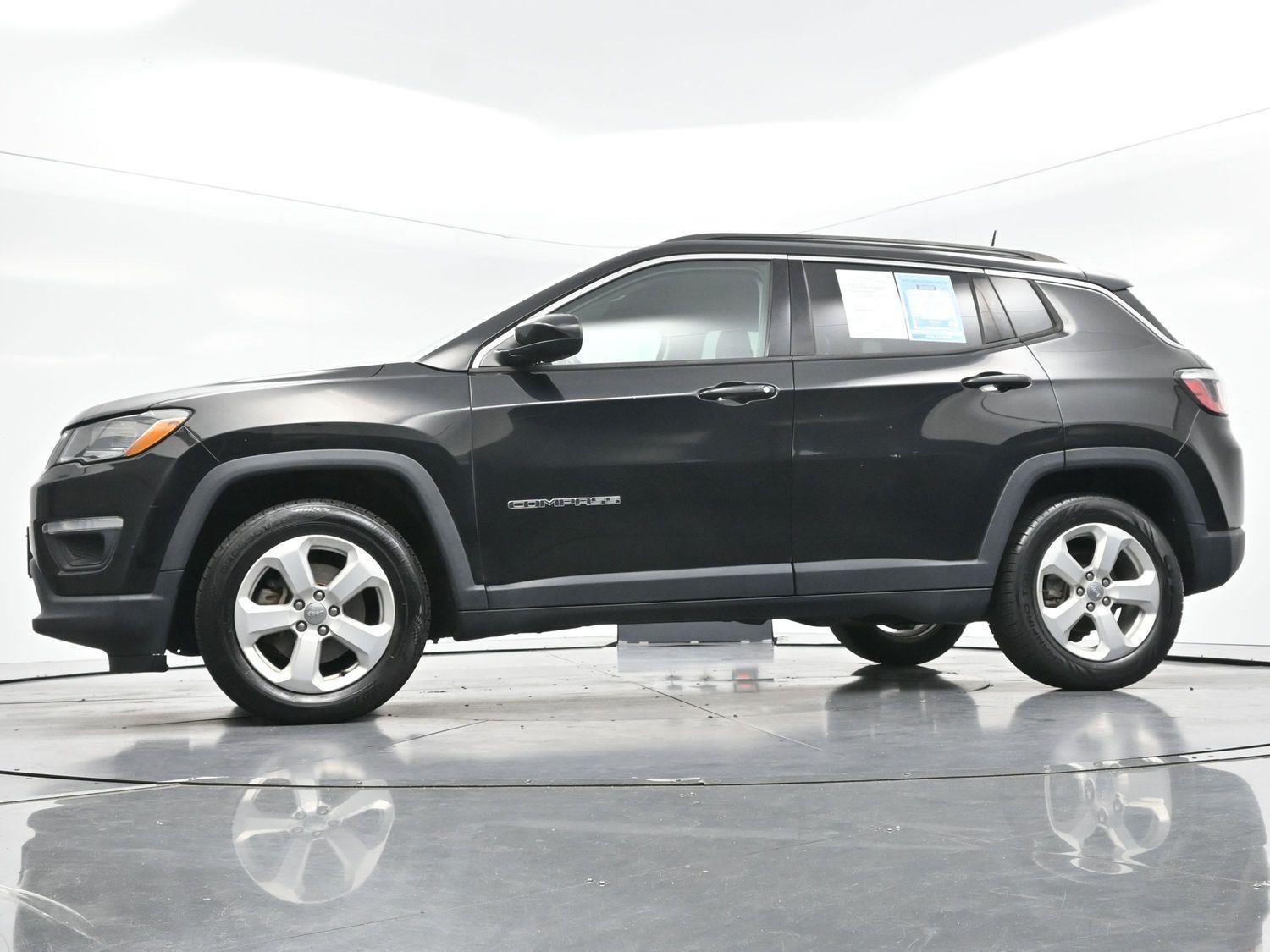 Used 2018 Diamond Black Crystal Pearlcoat Jeep Latitude image 44