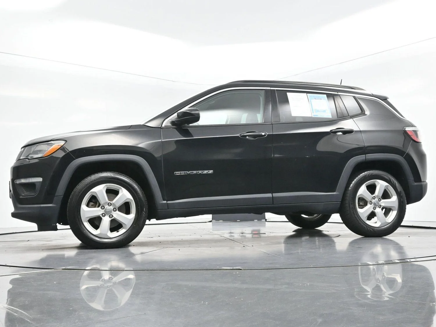 Used 2018 Diamond Black Crystal Pearlcoat Jeep Latitude image 44