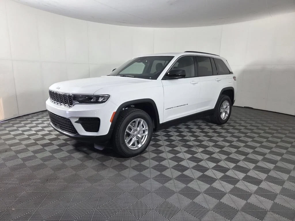 New 2026 Bright White Clear-Coat Exterior Paint Jeep Laredo X image 16