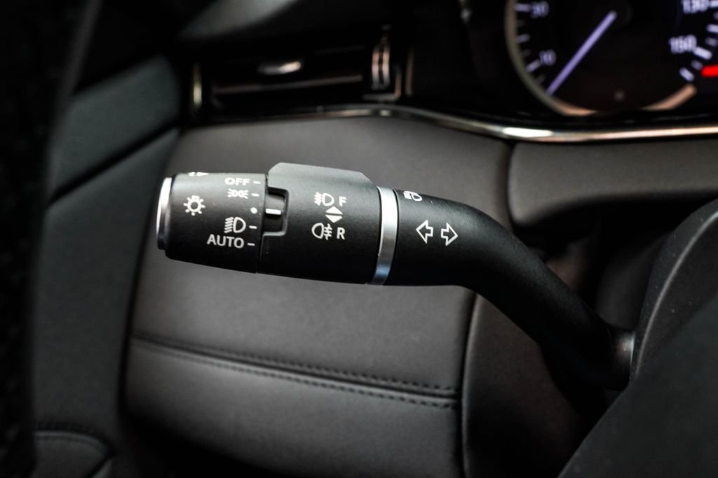 Used 2023 Black Land Rover R-Dynamic SE image 36