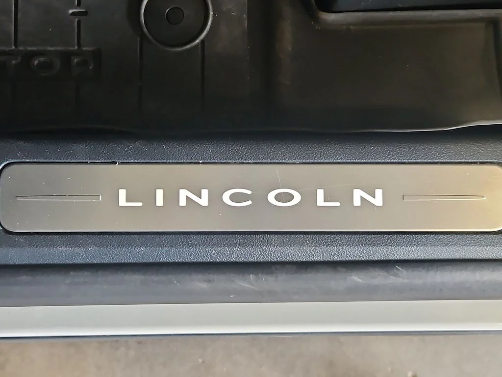 Used 2025 White Lincoln Reserve image 28