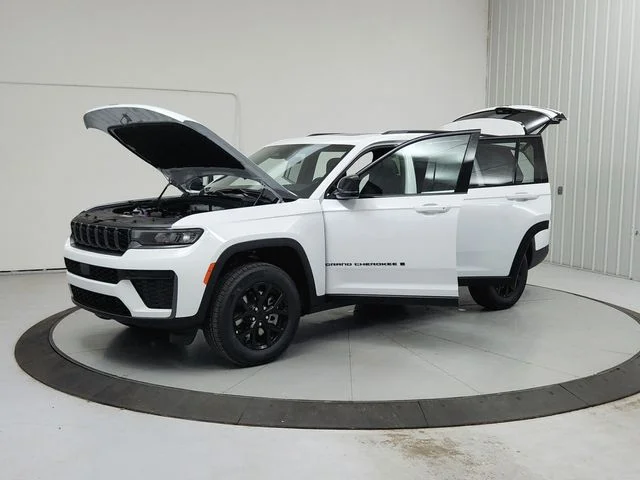 New 2026 White Jeep Altitude image 11
