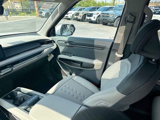 New 2026 Glacial White Pearl Kia Wind AWD image 25