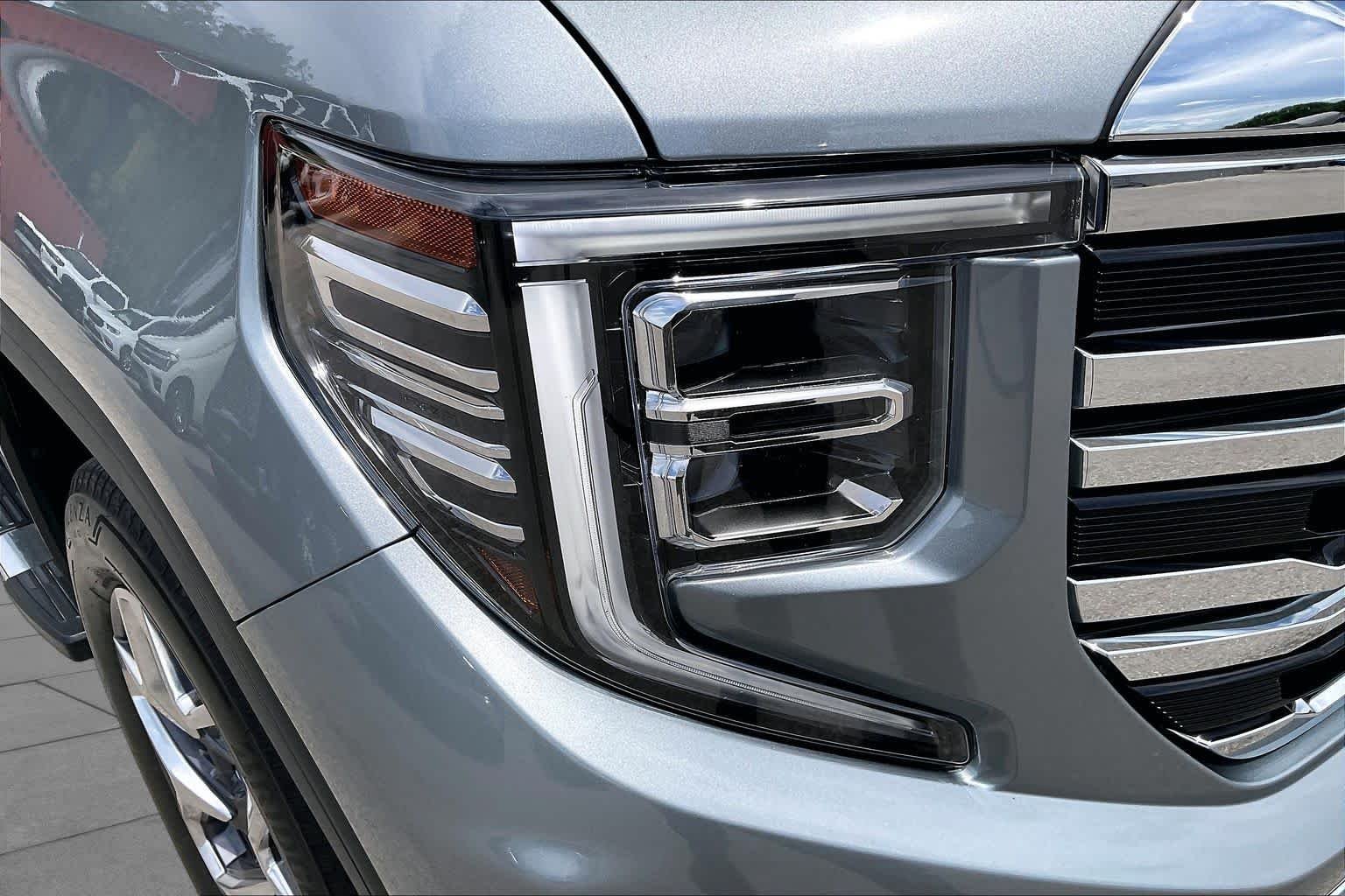 Used 2025 Sterling Metallic GMC SLT image 27