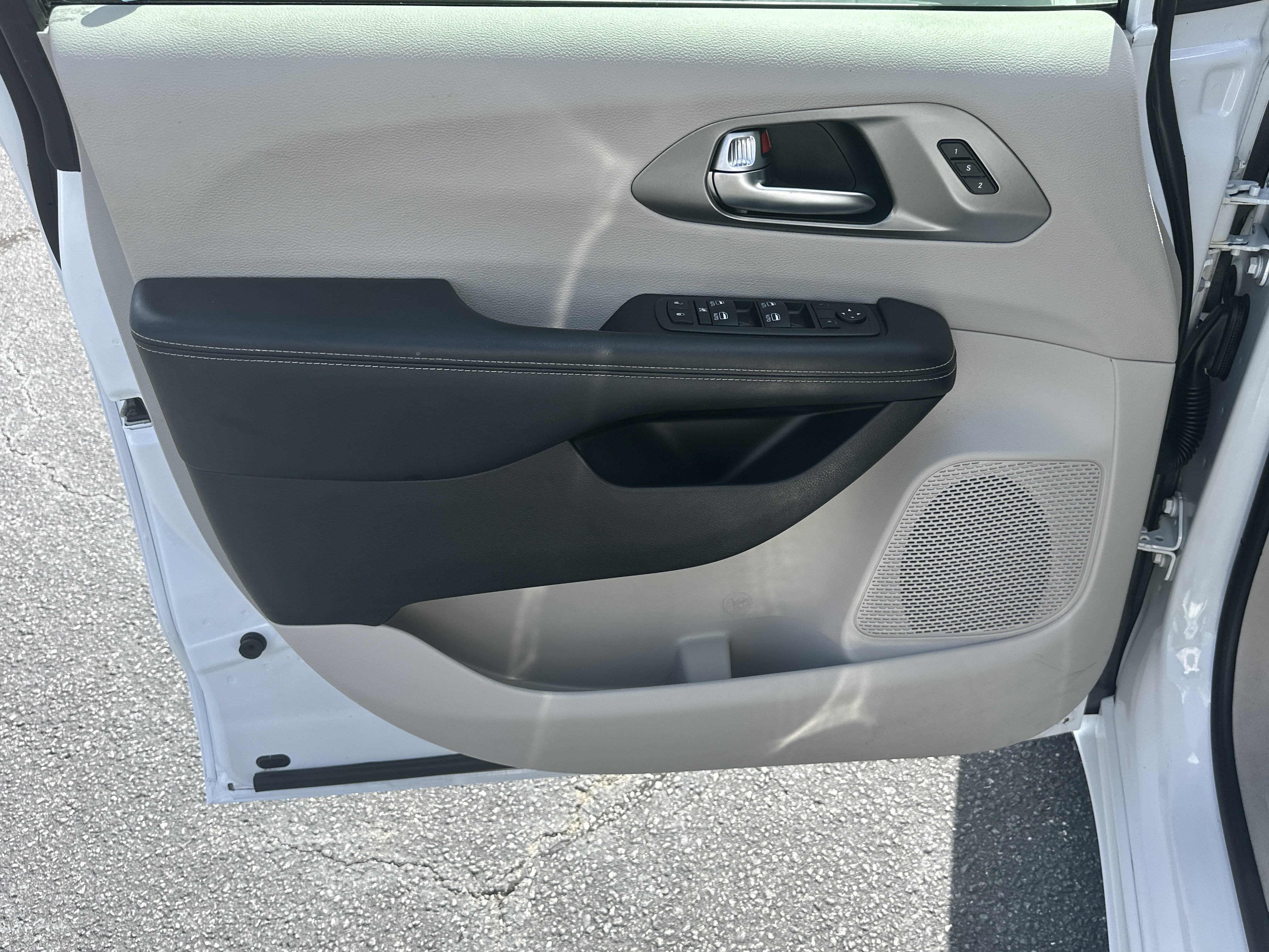 Used 2022 Bright White Clearcoat Chrysler Touring L image 11