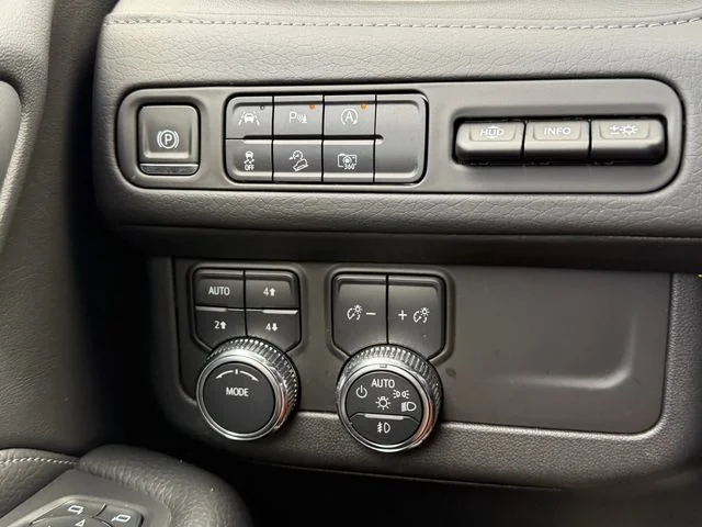 Used 2023 White GMC Denali image 28