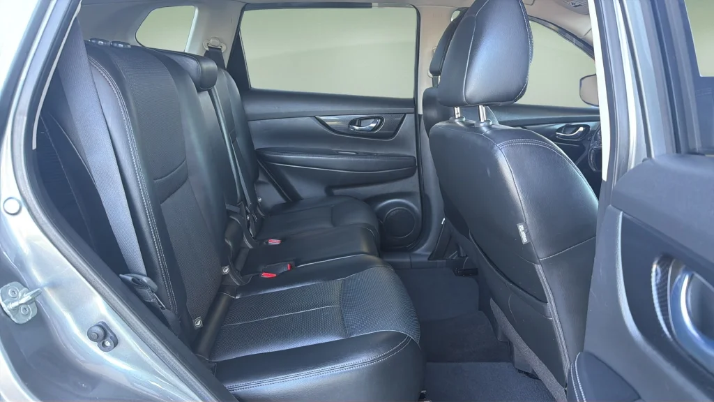 Used 2018 Gun Metallic Nissan SL image 10
