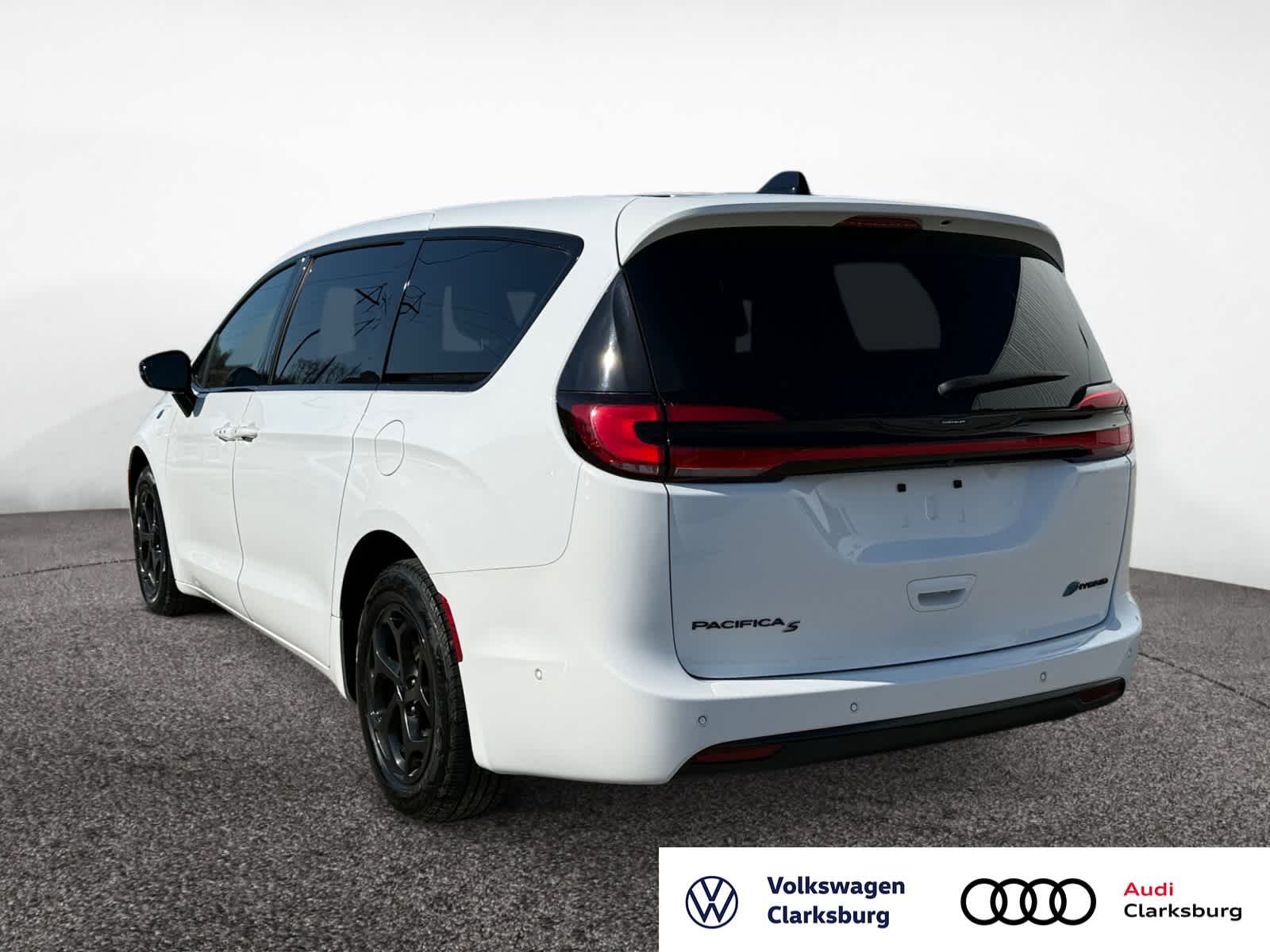 Used 2024 Chrysler Pacifica PHEV Select with VIN 2C4RC1S70RR115229 for sale in Bridgeport, WV