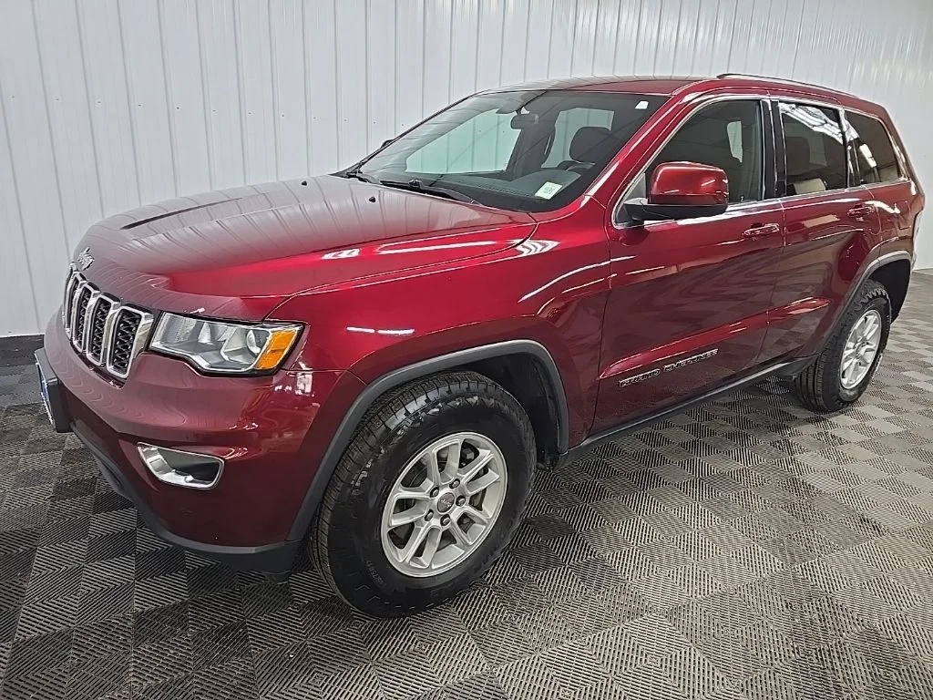 Used 2018 Red Jeep Laredo image 9